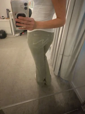 Nya ljusgröna nelly jeans - Säljer ett par skit snygga ljusgröna jeans med bootcut passform och dekorativa sömmar på bakfickorna från Nelly. Jeansen är endats använda 1 gång men säljer pga att de inte kommer till användning