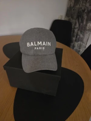 Balmain keps  - Balmain keps, använd men fof i riktigt fint skick. Äkta. 