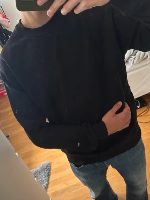Yoke tröja  - Najs svart tröja från yoke i fint skick med små coola detaljer. 