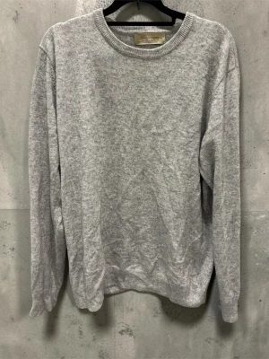Grå cashmereblend tröja Camicissima - Mjuk och stilren grå stickad tröja från Camicissima i cashmereblandning. Klassisk rund halsringning och ribbade muddar vid ärmslut och nederkant. Perfekt för lager-på-lager och enkel att matcha med olika outfits.