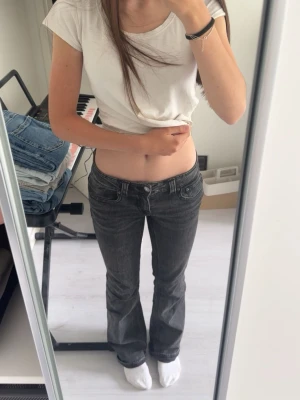 Bootcut jeans med låg midja - Säljer ett par grå jeans med bootcut-modell och låg midja. Sparsamt använda! 