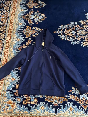 Polo hoodie med Qr code - Polo hoodie för billigt pris med Qr code.