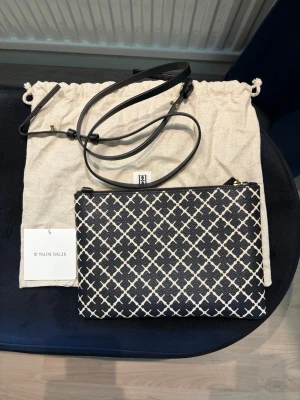 By Marlene Birger ivy purse - Säljer en fin By Malene Birger-väska i mycket fint skick. Väskan är väl omhändertagen och det enda att anmärka på är en mindre fläck på insidan efter ett läppglans som spruckit. Fläcken syns endast invändigt, påverkar inte användningen och går troligtvis att få bort helt med rätt rengöring.  I övrigt är väskan i fint skick. Dustbag och axelrem medföljer.  Hör gärna av dig om du har frågor eller önskar fler bilder.
