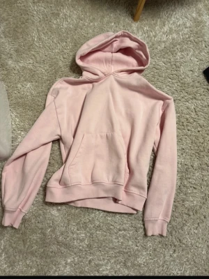 Hoodie - Snygg ljusrosa hoodie från lager 157. Använd fåtal gånger så som ny. Observera att där är minimal sminkfläck längst ner på huvan. Inget man ser utan att studera noga och går med största sannolikhet bort med fläckborttagning. Strl S Hör av er om ni undrar över något!💕💖 Öppen för prisförslag!