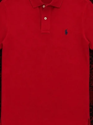 Röd pikétröja från Polo Ralph Lauren - Klassisk röd pikétröja från Polo Ralph Lauren med blå broderad logga på bröstet. Tröjan har två vita knappar, krage och är i en custom slim fit-modell. Perfekt för dig som gillar stilren och tidlös design.