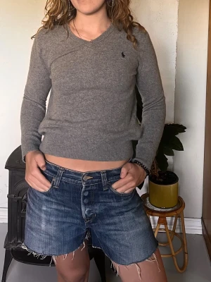 Grå Ralph Lauren tröja  - En snygg grå ralph lauren tröja i ull. Storleken är  small(dam), personen på bild är 166 cm. Inga defekter förekommer, skicket är näst intill nytt