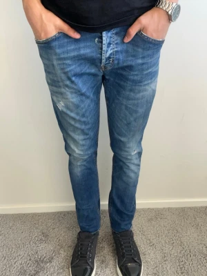 Dondup Jeans - Tja, säljer dessa tvärfeta dondup jeans i mycket fint skick med snygga slitningar! Mått längd 98, midja 42. Hör av er vid fler frågor🤝 (Billigare vid köp av paket😉)