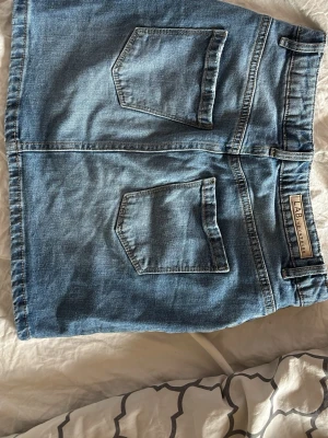 Jeans kjol - En fin jeans kjol i storlek 158 men som också passar xxs-xs skulle jag säga!