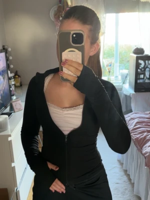 Svart soft touch zip jacket från Gina Tricot - Säljer en svart zip hoodie från Gina Tricot i mjukt bomullsmaterial. Tröjan har dragkedja framtill, långa ärmar med tumhål och en figurnära passform. Denna har tyvärr blivit för liten för mig och därav säljer jag den💕