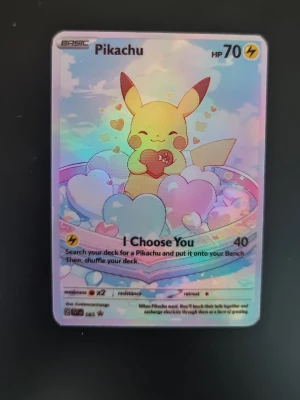 Pokemon Pikachu  Hearts and rainbow - Unikt Pokémonkort med Pikachu-motiv och holografisk yta. Kortet har färgglada hjärtan och en glittrig finish. Perfekt för samlare eller Pokémonfans som vill ha något extra i sin samling.