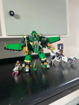 Lego ninjago lloyd mech och drake  - Säljer Lloyds mech i mycket fint skick. Har endast stått framme som prydnad och är därför i nästan nyskick. Alla figurer och tillbehör som syns på bilderna ingår. Och en annan lloyd mini figur som är rätt så sällsynt och det Säljs komplett enligt bilderna Hör av dig om du har några frågor!