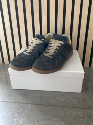 Masion margiela(billiga)  - Säljer ett par Masion margiela i bra skick, har tyvärr blivit för små och har fått nya så säljer dom till ett billigt pris bara för att bli av med dom, skriv vid frågor eller funderingar Med vänlig hälsning 🤝