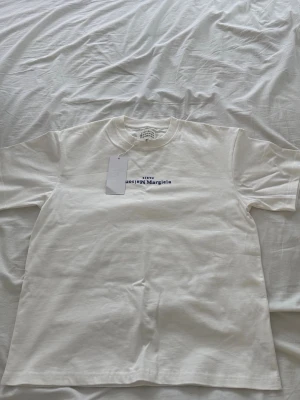 Tshirt  - Säljer åt en vän, storlek S men passar M alltså stor i storleken, priset kan diskuteras kom privat för frågor och bilder.