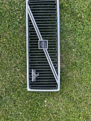 Volvo 740 grill - Volvo 740 grill. Lambda Sond.                        Säljer en klassisk svart frontgrill till Volvo med kromad ram och diagonal list. Grillen har Volvo-emblemet i mitten och texten 'Lambda Sond' på ena sidan. Perfekt för dig som vill byta ut eller uppgradera din bils utseende. Passar till Volvo 740 år 1990