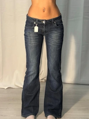 Lågmidjade bootcut jeans 10207 - Midjemått: 39cm. Gren: 19cm. Innerbenslängd: 76cm. (Storlek w30, uppskattas passa 36/38.) Aningen slitna mellan benen och i bensluten, se de två sista bilderna. Kolla in min profil, följ för fler plagg🙌