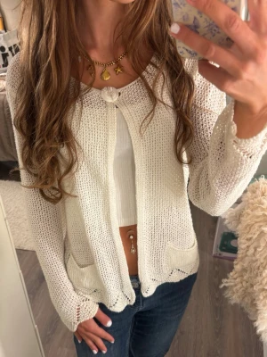 Vit stickad cardigan med knapp - Supersöt stickad kofta med en knapp framtill. Står ingen storlek men skulle säga att den sitter som en xs/s 💕