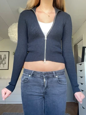Svart tröja med dragkedja - Snygg svart ribbad ziptröja med krage och lång ärm. Jätte skön och mysig, perfekt nu till hösten!! 💞💞Storlek XS men passar även S!! Aldrig använd. 