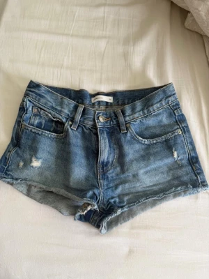 Blå jeansshorts - Jätte fina shorts, knappast använda🌺