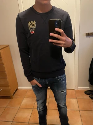 Morris tröja - Säljer denna riktigt snygga Morris tröja!👏 Storlek: xs🤝 Skick: 9/10🌟Modellen på bilden är ca 173cm lång✅ Hör gärna av er om ni har några frågor🤗