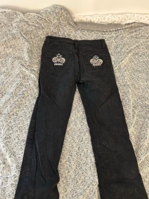 Lågmidjade jeans - Svarta Lågmidjade jeans, passar som 34/s