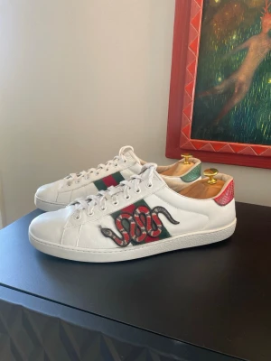 Gucci ace snake  - Gucci ace skor i storlek 46. Mycket bra skick använda försiktigt. Köpta nya för 7500. Säljer billigt då jag inte har box mm. Bara att skriva vid funderingar eller annat. Mvh. Mycket eftertraktade! 