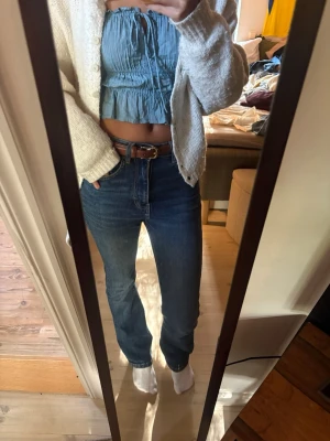 Mörkblå raka jeans med hög midja - Säljer ett par mörkblå jeans med rak passform och hög midja. Köpta från Zara.