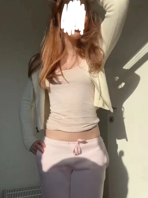 Vit stickad hoodie med dragkedja - Helt ny Snygg vit stickad hoodie med dragkedja framtill och långa ärmar I xs. Köpt på SHEIN, men av märket Musera. Tröjan har ribbade muddar och midja, samt en stor huva med dragsko. Perfekt för en chill och trendig look. Materialet är stretchigt. INGA FLÄCKAR ELLER HÅL