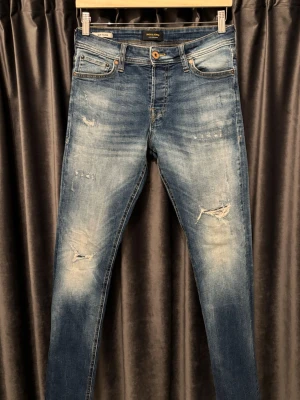 Jack&jones jeans - SLIM GLENN  - Jack n jones jeans - skick 9/10, fint skick! - storlek 29/32 - modell: Slim Glenn - sjukt feta jeans med snygga slitningar och wash - hör av er vid frågor🙌