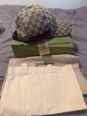 Gucci keps beige  - Säljer en beige keps från Gucci i storlek L, ÄKTA!!! Box medkommer såklart och för fler frågor kom privat. PRIS KAN DISKUTERAS VID SNABB AFFÄR
