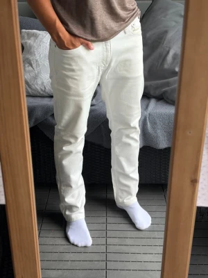 Krämvita jeans - Säljer dessa krämvita jeans från Jack&Jones i storlek W31 L30. Jeansen är i mycket bra skick. Inga defekter alls! Bara att skriva vid funderingar!🌟