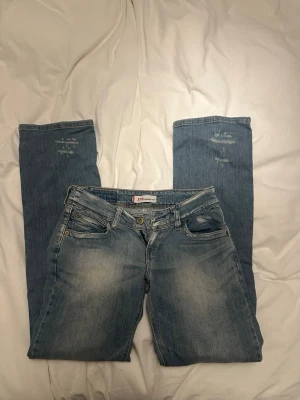 Levis jeans low rise  - Snygga Levis jeans som är sparsamt använda! Lågmidjade med bootcut. 26/32 passar som en S 