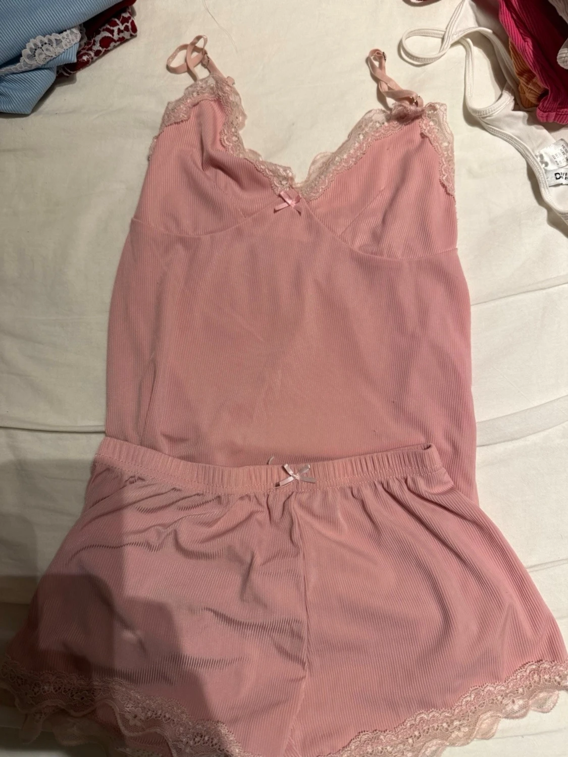 Rosa pyjamasset med spetsdetaljer - 1