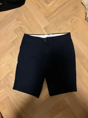 Mörkblå short Selected Homme - Snygga mörkblå shorts i klassisk modell med normal passform. Small/medium