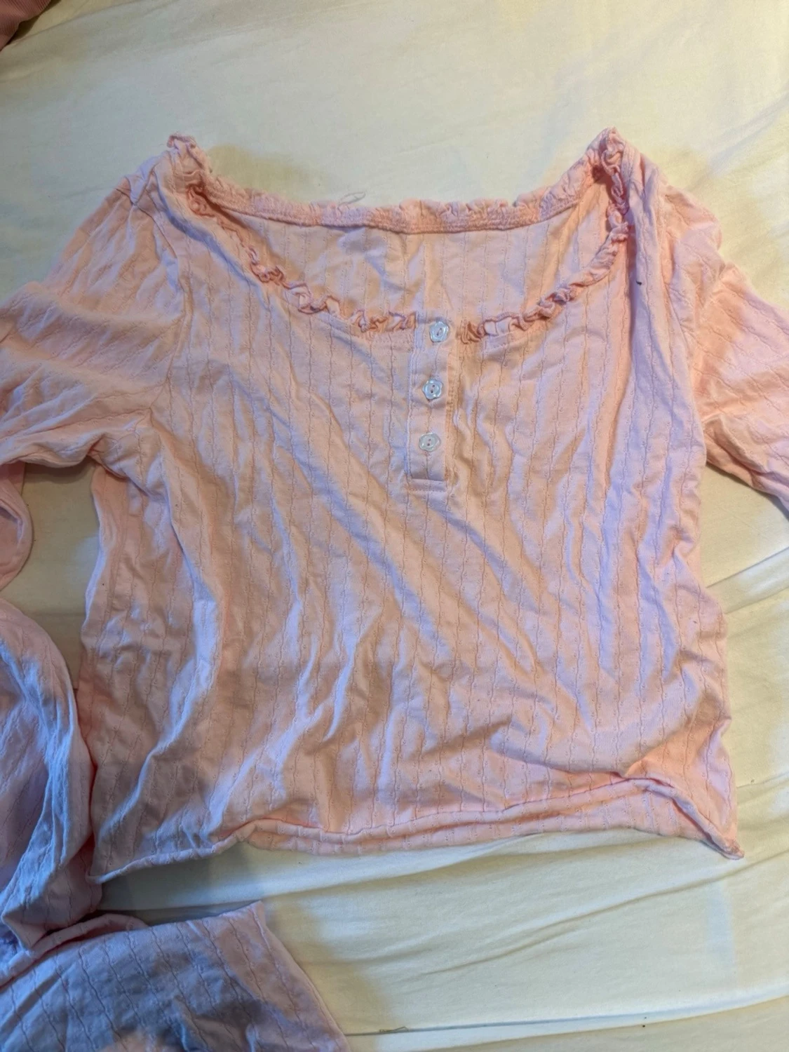 Ljusrosa pyjamas med volangdetalj - 2