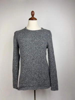 Samsoe Tröja Stickad Grå  - 🌸 INFO OM PLAGGET 🌸  ☑️ Märke: Samsoe ☑️ Storlek: Large ☑️ Färg: Grå ☑️ Skick: ⭐⭐⭐⭐⭐  ✨ Detaljer: ☐ Inga hål ☐ Inga fläckar ☐ Nytvättad ☐ Rökfritt hem ☐ Djurfritt hem  📏 Passform: ☑️ Normal   📦 Skickas snabbt. 💬 Skriv gärna om du vill ha fler bilder eller mått. 🤍 Paketrabatt vid köp av flera annonser. 🌟 Titta gärna på mina andra annonser!