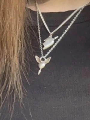 Halsband från maria nilsdotter. halsbandet längst ner! - Säljer halsbandet där nere. Längd 45 och köpt för ett år sedan ungefär! Säljer för att den inte kommer till användning. Har även uppe den på vinted så hade vart bra om ni skriver till mig innan ni köper! 