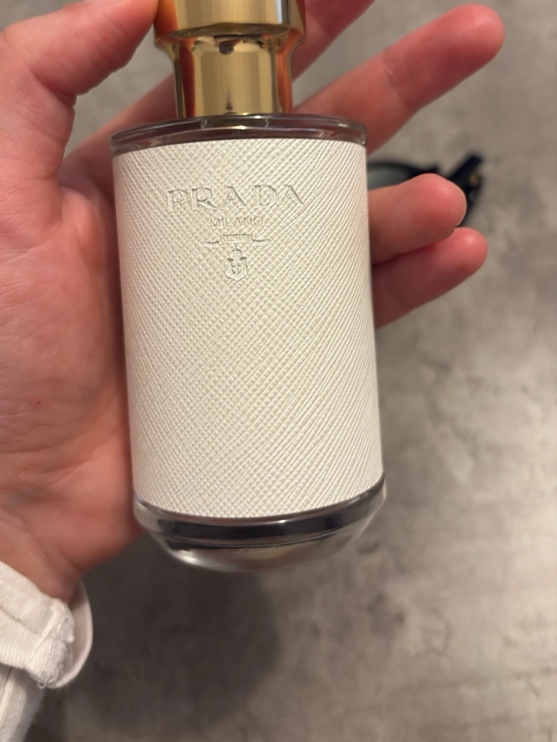 Prada parfym med vit textur