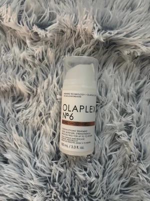 Olaplex No.6 Bond Smoother 100 ml - Olaplex No.6 Bond Smoother är en leave-in stylingkräm som stärker, återfuktar och eliminerar friss i upp till 72 timmar. Kommer i en vit plastflaska med pump och har en stilren design med svart och kopparfärgad text. Perfekt för dig som vill ha mjukt och slätt hår. Använd en gång ananrs helt oanvänd. Nypris 379kr