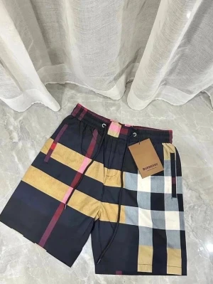 Burberry shorts - Helt oanvända, storlek L. Säljer pga att det inte passade och  fick de i present