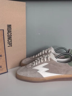 Moaconcept skor - Säljer ett par grymt snygga moaconcept skor i storlek 41, cond 10/10 helt nya i box. Modellen heter club.  Nypris runt ~2500SEK