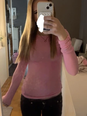 Rosa långärmad topp - Säljer en rosa långärmad topp från Gina Young 14+ i storlek Xxs💞Ganska genomskinlig men tunt o skönt material, Knappt använd, köpt för 180kr pris kan diskuteras!