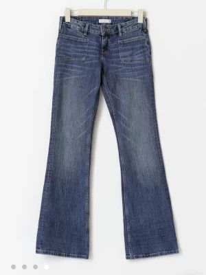 Blå bootcut jeans med fickor fram - Ett par få använda jeans från Gina tricot med fickor både där back och fram! Jeansen är använda MAX 3 gånger och är i ett nästan oanvänt skick! Säljer för att jag knappt får användning för dem ‼️orginal pris är 499kr