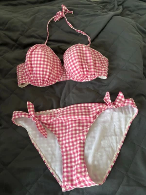 Bikini - Fin bikini som aldrig är använd. Storlek 38 i nederdelen och 80D i överdelen 