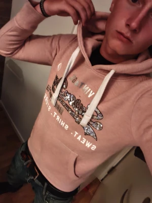 Superdry hoddie  - Fin beach superdry hoddie i väldigt bra skick modellen på bilden är 177cm och den är något liten 