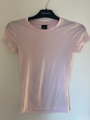 Ljusrosa t-shirt från Gina Tricot - Säljer en ljusrosa t-shirt från Gina Tricot i storlek XS.