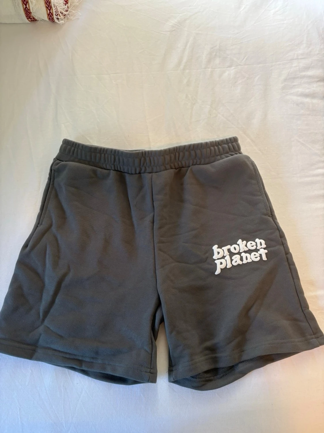 Grå shorts från Broken Planet