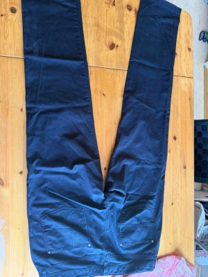 Svarta jeans slimmodell - Väldigt fina chinos 