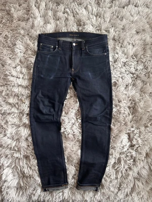 Nudie Selvedge jeans  - Feta nudie selvedge. Storlek 30/32. Jag är 179 65kg, feta fades och kommer få mer vid användning. Tvättade endast 1 gång. Hör av er vid frågor