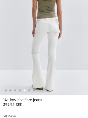SLUTSÅLDA‼️‼️Vita low rise flare jeans - Snygga vita jeans med låg midja och utsvängda ben. Jeansen harslitningar på låret och klassiska fem fickor. Perfekta för en trendig och avslappnad stil. Använda 1 gång🩷