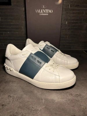 Valentino Garavani vita sneakers - Stilrena vita sneakers från Valentino Garavani super bra skick 9/10. Storlek 44 box dustbsg medkommer